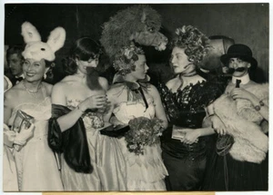 Michèle Morgan, Sophie Desmarets, Dany Robin, Françoise Christophe, Suzanne Flon - Picture 1 of 2