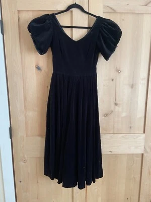 Vestido De Colección Laura Ashley Formal Negro Terciopelo Mujeres EE. UU. 8 Manga Abullonada Botón Espalda Foto 1 de 4