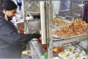 Kunst Postkarte Studio Museum Harlem - ZEFREY THROWELL Foto Free Nuts Street Cart - Bild 1 von 3