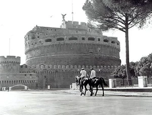 Foto de colección 1956 montada Carabineros Policía Patrulla Castel Sant'Angelo en Roma - Imagen 1 de 2
