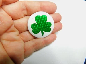 Broche trébol vintage de tarjetas de sello firmadas blanco verde del día de San Patricio - Imagen 1 de 4