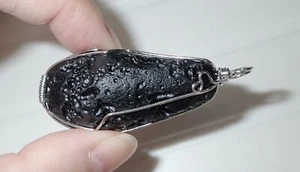 Colgante de piedra tectita negra con cable de plata 26 gramos 45x23x21 mm - Imagen 1 de 6