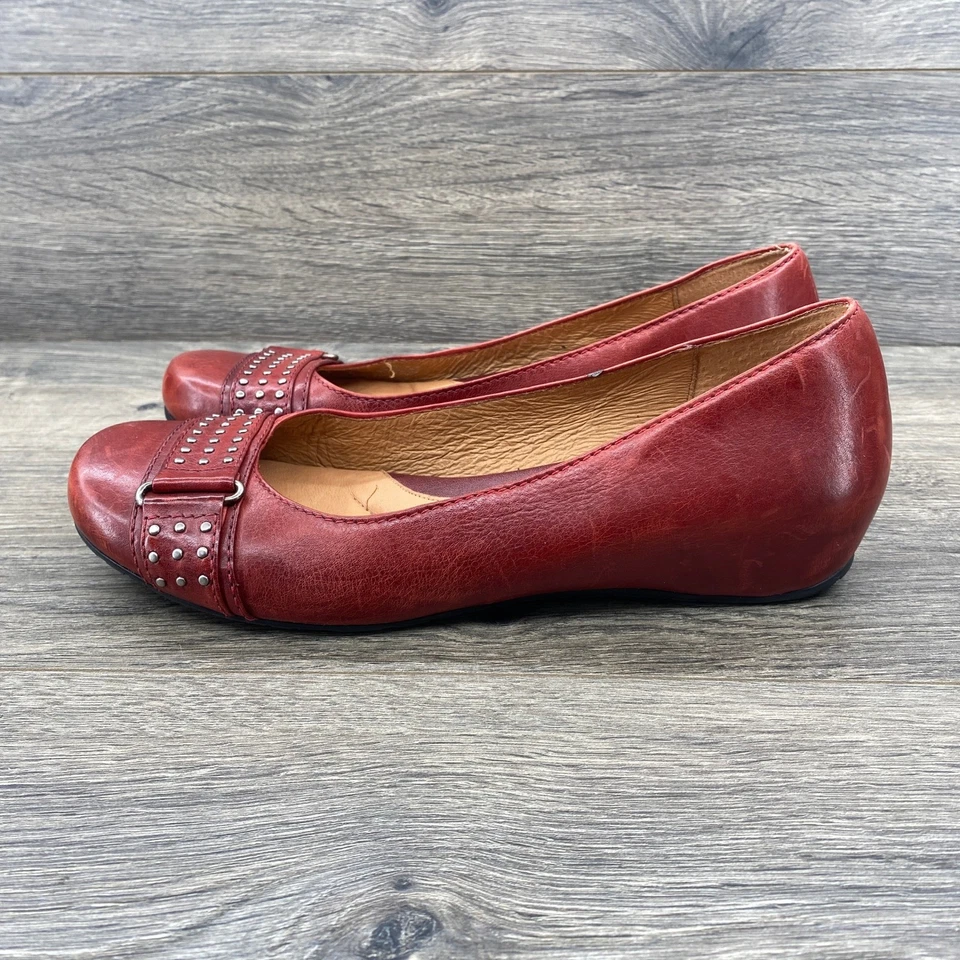 Zapatos planos de ballet Nurture de cuero rojo con hebilla tachonada para mujer talla 10 M Foto 1 de 4