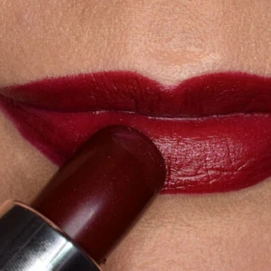 Zoya Maxwell Lipstick - Deep Plum Purple Red Shade Red Fleck Bullet Creme Cream - Bild 1 von 6