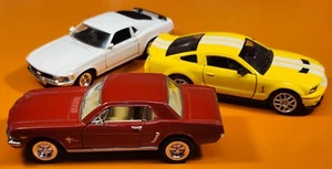 Kinsmart Pull-Back Ford Mustang Bundle beinhaltet '64 1/2, '70, & 2007 Shelby - Bild 1 von 16