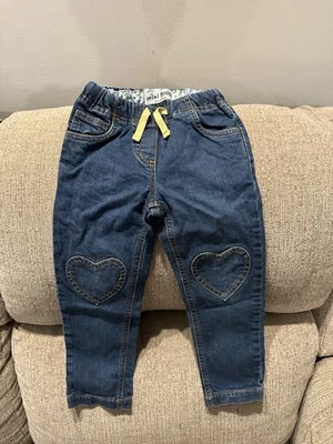 Pantalones de mezclilla Mini Boden para niñas con parches en el corazón en la parte delantera y trasera talla 3 Foto 1 de 4