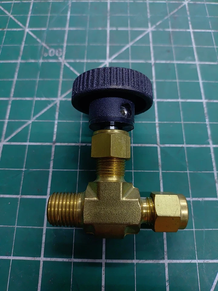 Parker 4M4Z-V4LK-B Brass Needle Valve Male 1/4 NPT to 1/4" Compression - Image 1 of 1