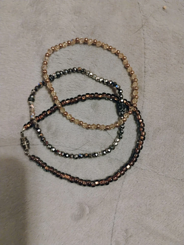 2 эластичных браслета и 1 браслет 6 дюймов с серебряными, черными и янтарными бусинами - Изображение 1 из 1