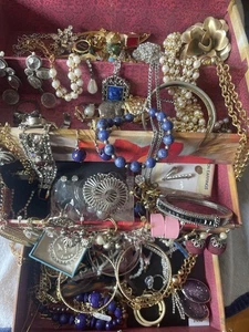 Riesiges Schmuck Konvolut über 80 Teile inklusive Schmuckkästchen - Bild 1 von 11