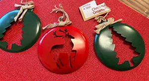 Adornos de Navidad un juego de 3, redondos 4 pulgadas, árbol cortado o ciervo verde rojo metal - Imagen 1 de 6