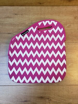 NUEVO ROSA ZIGZAG Neopreno Bolsa Almuerzo Cartera Teléfono Ipad Tablet ¡Más!  Niños o adultos Foto 1 de 4