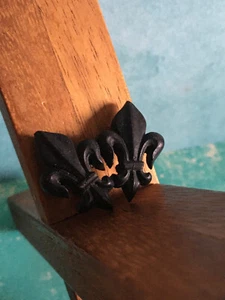 Ancienne Broche en Bois Noir Fleurs de Lys Sculptées - Picture 1 of 5