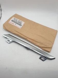 Toyota RAV4 MK4 Genuine Front Bumper Radiator Left Chrome Trim 5312642090 OEM - Foto 1 di 12