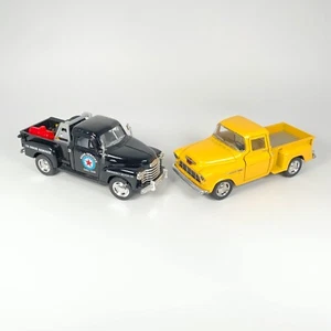 2 camionetas Kinsmart 1953 negras Chevy 3100 servicio de carretera/1955 amarillo Stepside - Imagen 1 de 24