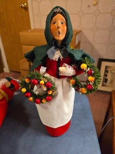 Byers Choice 2005 Williamsburg Colonial Woman Lady Holding 2 Wreaths - Picture 1 of 9