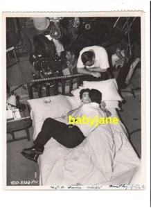 JOAN CRAWFORD CLIFF ROBERTSON ORIG 8X10 PHOTO BEHIND SCENES 1955 AUTUMN LEAVES - Picture 1 of 2
