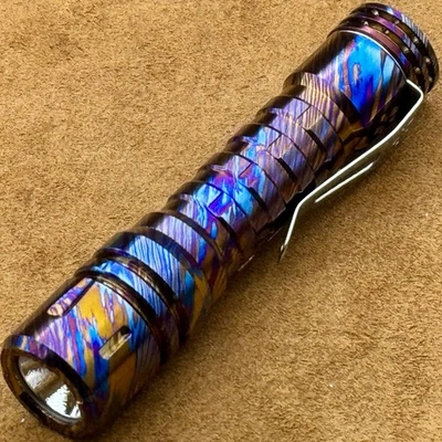 Torcia Timascus ReyLight LANapple Torcia 4000k 14500 Li-ion Titanio Damasco - Immagine 1 di 2