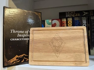 Owlcrate Thron aus Glas inspiriert Charcuterie Board - Bild 1 von 1