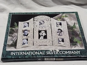 Cornice portafoto International Silver Company floreale tre pieghe 8 foto nuova - Foto 1 di 7