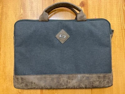 Bolsa de Viaje Solo para Laptop, Duradera, Acolchada y Cuero Artificial, Diseñada en Nueva York Foto 1 de 3