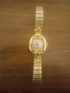 14 Karat Solid Gold Case Vintage Ladies Benrus, 17 Jewel Small heavy Wrist Watch - Picture 1 of 23