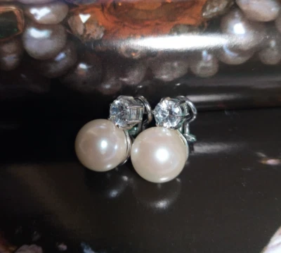 Orecchini,  perle e zirconi, argento 925, chiusura perno e clip. - Immagine 1 di 4