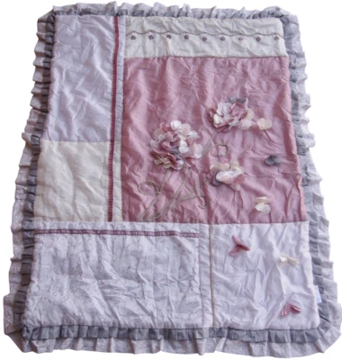 Edredón de cuna floral rosa y blanco Kidsline bordes con volantes flores 3D bordado malva Foto 1 de 4