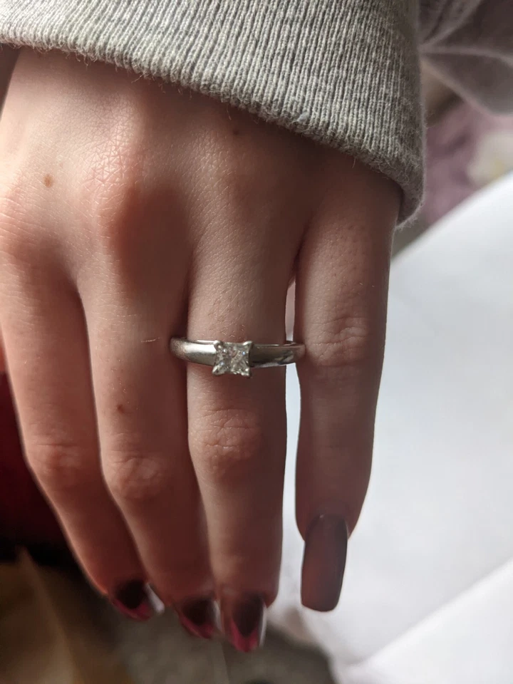 Anillo de compromiso solitario de diamantes de oro blanco de 14K Foto 1 de 1