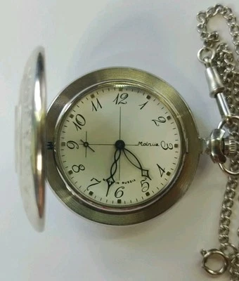 Reloj Bolsillo Molnija Hecho en Rusia Tono Cadena Plata 50mm Mecánico Cuerda Funciona Foto 1 de 4