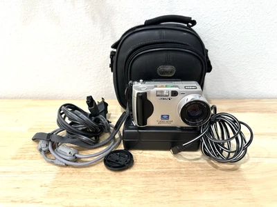 Sony Cybershot DSC-S50 2.1MP Flip Screen Digital Camera With Charger and Case !! - Image 1 of 4