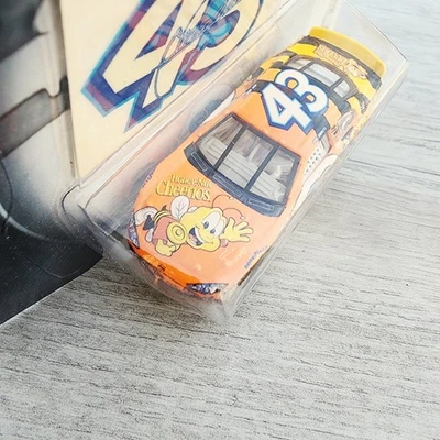 🏁🏁#43 John Andretti 2002 Honey Nut Cheerios Hot Wheels Diecast em escala 1/64🏁🏁 - Imagem 1 de 4