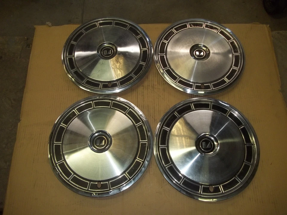 AMC Concord Spirit 81 82 83 Tapacubos Llanta Cubierta Tapacubos 14" OEM USADO JUEGO DE 143 Foto 1 de 4