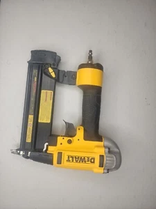 Dewalt DWFP12233 18 Stärke pneumatischer Brad Nagler im Koffer gebraucht #1599 - Bild 1 von 4
