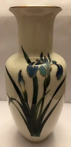 Jarrón Shibata vintage de iris azul/verde con tonos de hojas verdes y tallos florales  - Imagen 1 de 6