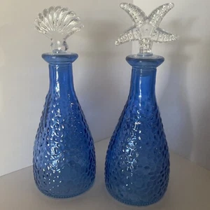 Set di 2 bottiglie in vetro testurizzato con ciottoli decorazione mare 7,625 x 2,75 pollici - Foto 1 di 5