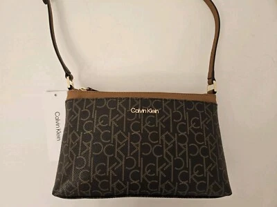 Bolso Bandolera Pequeño Calvin Klein Para Mujer CK Estampado Logo Marrón Caqui Dorado Herrajes Foto 1 de 4