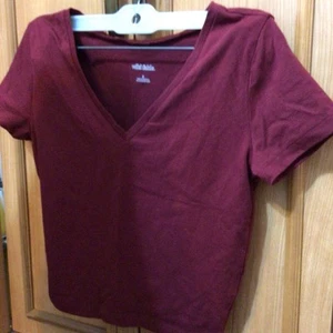Wild Fable CROPPED VNeck Tee Shirt Berry Maroon Short Sleeve SMALL NWT - Picture 1 of 4