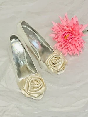 NWB Michelangelo Bridal Shoes size 5, Ivory Rosette Rose & Satin, Calista ivory - Image 1 of 2