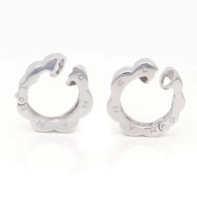 Chanel Oro Blanco Rodio 18k 'Profil de Camélia' Huggie Pendientes Clips. Foto 1 de 4