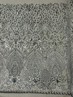 Lentejuelas geométricas de diamante en una tela de malla elástica (por yarda). Foto 1 de 3