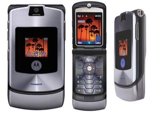 GENUINE RARE MOTOROLA V3i RAZR MOBILE PHONE - UNLOCKED WITH CHARGAR AND WARRANTY - Picture 1 of 2