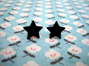 FUNKY BLACK MINI STAR EARRINGS CUTE KITSCH RETRO EMO PUNK ROCK FUN COOL NOVELTY - Picture 1 of 1