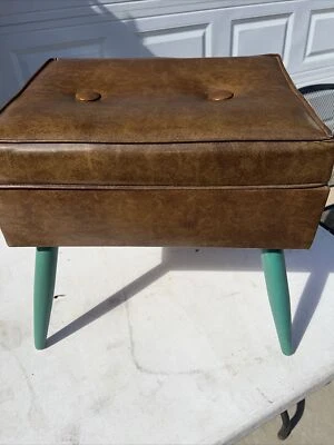Banco retro reposapiés otomano de almacenamiento de vinilo marrón moderno de mediados de siglo Foto 1 de 4