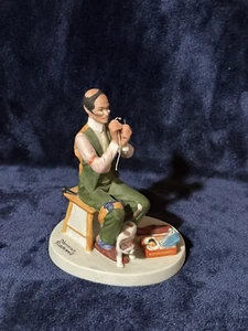 Norman Rockwell Man Threading a Needle, edición limitada septiembre 1980 Cottage Granny Core - Imagen 1 de 6