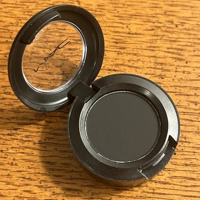 RARE MAC Carbon matte powder eyeshadow 1.5g Single - Image 1 of 3