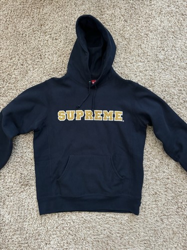 Felpa con cappuccio Supreme Collegiate Logo "Chi è F****** Us Over the Most?" (FW19)