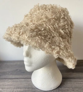 Charlotte Simone Beige Imitación Borreguillo Bibi Cubo Sombrero Edición Limitada - Imagen 1 de 6