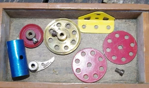 MECCANO LOT DE PIECES EN METAL POULIE - CYLINDRE -DISQUE etc... TRES BON ETAT - Photo 1/1