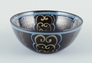 Contatore. Ciotola in ceramica. Smalto policromo su base nera. Circa anni '30. - Foto 1 di 5