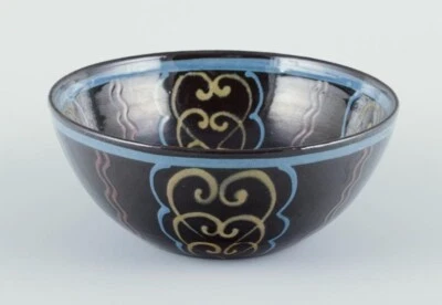 Contatore. Ciotola in ceramica. Smalto policromo su base nera. Circa anni '30. - Immagine 1 di 4